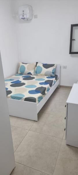 דירה יפה קרובה לחוף הים ושוק פירות וירקות